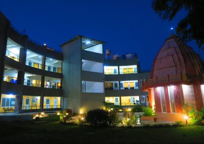 Building-at-night-400x284